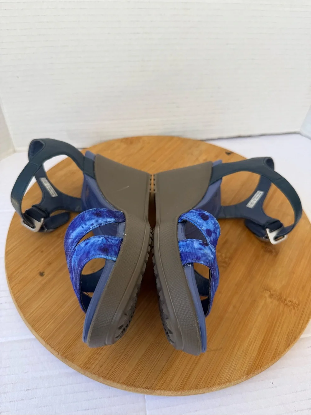 Crocs Women Leigh II Sandal Sz 7 Blue Tie Dye Ankle Strap Wedge Coastal Cushion